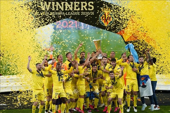 Trong ảnh: Niềm vui đăng quang vô địch UEFA Europa League của các cầu thủ Villarreal CF sau khi giành chiến thắng trước đối thủ nặng ký Manchester United trong trận chung kết trên sân Gdansk, Ba Lan ngày 26/5/2021. Ảnh: AFP/TTXVN