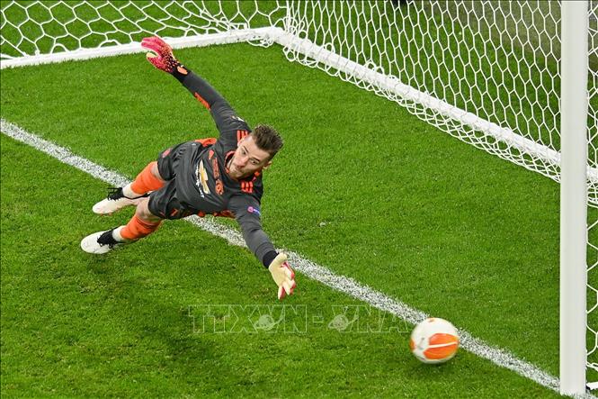 Trong ảnh: Hậu vệ David De Gea của Manchester United nỗ lực chặn quả sút luân lưu của cầu thủ Villarreal trong trận chung kết UEFA Europa League trên sân Gdansk, Ba Lan ngày 26/5/2021. Ảnh: THX/TTXVN