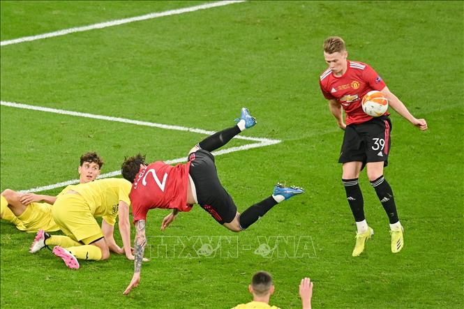 Trong ảnh: Tiền vệ Scott McTominay (thứ 1, phải) của Manchester United nỗ lực kiểm soát bóng trong trận chung kết UEFA Europa League gặp Villarreal CF trên sân Gdansk, Ba Lan ngày 26/5/2021. Ảnh: THX/TTXVN