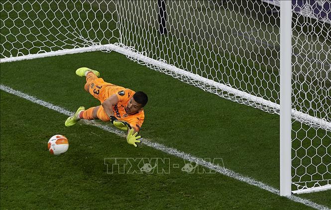 Trong ảnh: Thủ môn Villarreal CF Geronimo Rulli cản phá thành công quả sút luân lưu của thủ thành Manchester United David De Gea trong trận chung kết UEFA Europa League trên sân Gdansk, Ba Lan ngày 26/5/2021. Ảnh: THX/TTXVN
