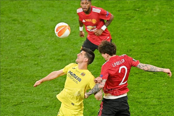 Trong ảnh: Pha tranh bóng giữa tiền đạo Gerard Moreno (trái) của CLB Villarreal CF với các cầu thủ Manchester United trong trận chung kết UEFA Europa League trên sân Gdansk, Ba Lan ngày 26/5/2021. Ảnh: THX/TTXVN