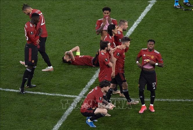Trong ảnh: Nỗi buồn của các cầu thủ Manchester United sau khi để tuột chức vô địch UEFA Europa League trong trận chung kết gặp Villarreal CF trên sân Gdansk, Ba Lan ngày 26/5/2021. Ảnh: THX/TTXVN