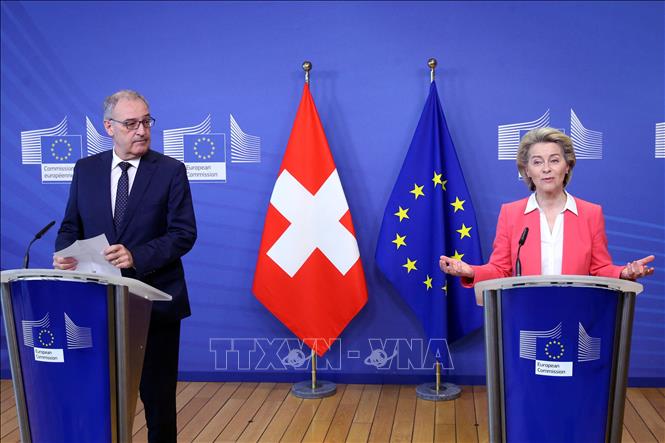 Trong ảnh (tư liệu): Tổng thống Thụy Sĩ Guy Parmelin (trái) và Chủ tịch Ủy ban châu Âu Ursula Von der Leyen trong cuộc họp báo chung tại Brussels, Bỉ ngày 23/4/2021. Ảnh: AFP/TTXVN 