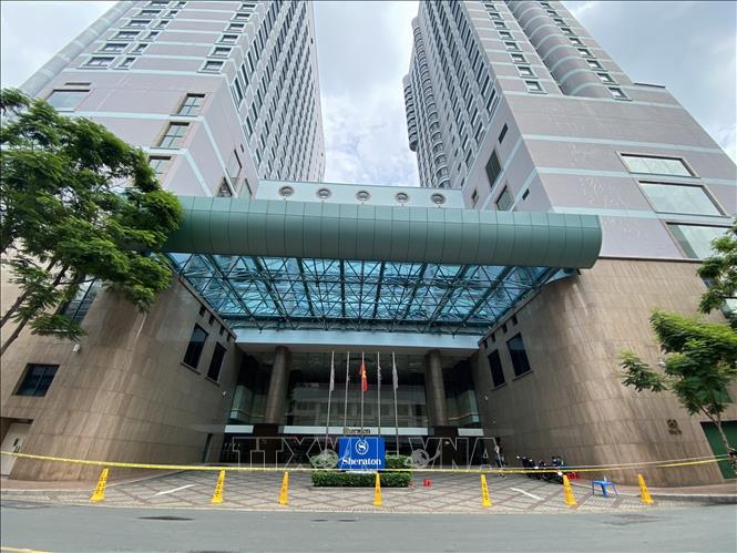 Trong ảnh: Các lực lượng chức năng tạm thời phong toả khách sạn Sheraton (88 Đồng Khởi, Bến Nghé, Quận 1, Thành phố Hồ Chí Minh) sáng 27/5 khi có ca nghi nhiễm COVID-19 làm việc tại đây. Ảnh: Thu Hương - TTXVN