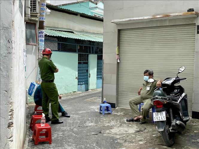 Trong ảnh: Lực lượng chức năng chốt chặm tại hẻm 456 Nguyễn Văn Công (phường 3, quận Gò Vấp, Tp. Hồ Chí Minh) nơi có điểm sinh hoạt của giáo phái truyền giáo Phục Hưng. Ảnh: Hồng Giang - TTXVN