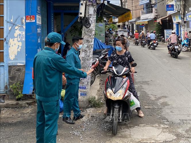 Trong ảnh: Lực lượng dân phòng tại hẻm 456 Nguyễn Văn Công (phường 3, quận Gò Vấp, Tp. Hồ Chí Minh) hạn chế người dân ra vào khu vực sinh hoạt của Hội thánh truyền giáo Phục Hưng. Ảnh: Hồng Giang - TTXVN