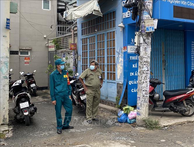 Trong ảnh: Lực lượng chức năng chốt chặm tại hẻm 456 Nguyễn Văn Công (phường 3, quận Gò Vấp, Tp. Hồ Chí Minh) nơi có điểm sinh hoạt của giáo phái truyền giáo Phục Hưng. Ảnh: Hồng Giang - TTXVN.