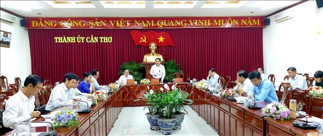 Trong ảnh: Bí thư Thành ủy Cần Thơ Lê Quang Mạnh chỉ đạo đẩy nhanh chuyển dịch cơ cấu lao động nông nghiệp sang phi nông nghiệp. Ảnh: TTXVN