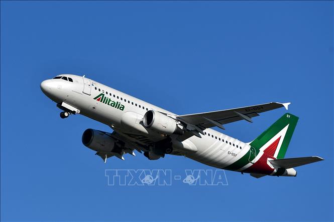 Trong ảnh: (tư liệu) Máy bay của hãng hàng không Alitalia cất cánh từ sân bay Fiumicino ở Rome, Italy. Ảnh: AFP/TTXVN