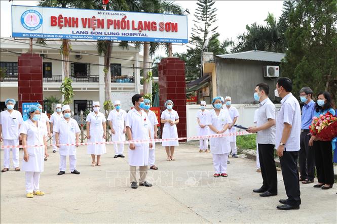 Trong ảnh: Lãnh đạo Sở Y tế Lạng Sơn đọc Quyết định dỡ bỏ phong tỏa Bệnh viện Phổi Lạng Sơn. Ảnh: Quang Duy – TTXVN