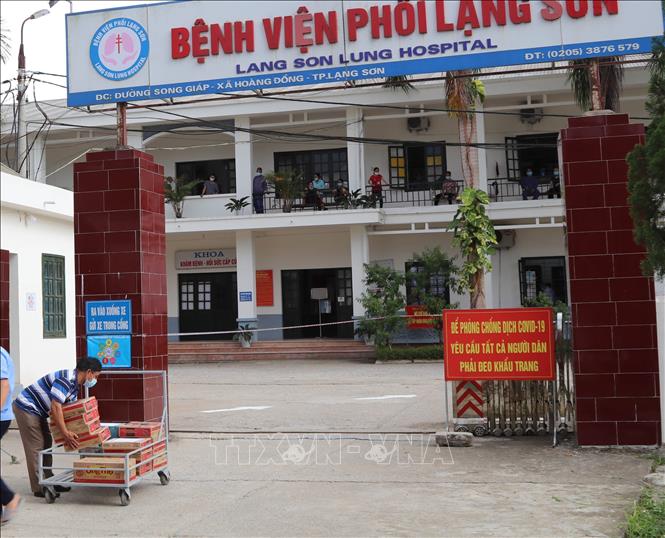 Trong ảnh: Cung cấp nhu yếu phẩm cho Bệnhv iện Phổi Lạng Sơn sau khi được dỡ bỏ phong tỏa. Ảnh: Quang Duy – TTXVN