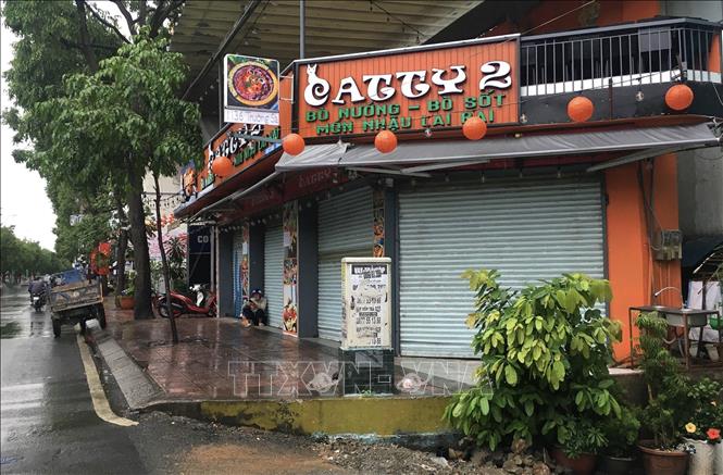 Trong ảnh: Quán ăn trên đường Trường Sa (Quận Phú Nhuận, Tp. Hồ Chí Minh) đóng cửa ngừng kinh doanh. Ảnh: Hồng Giang - TTXVN.