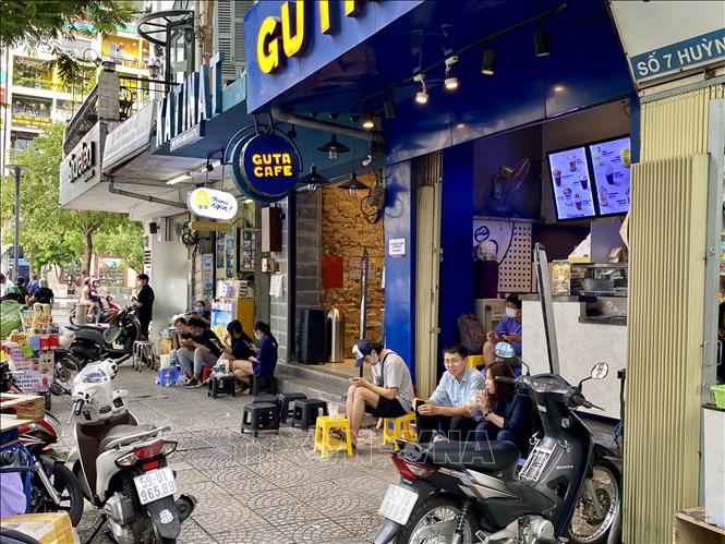 Trong ảnh: Cảnh tập trung đông đúc tại các quán cà phê, trà đá vỉa hè trên đường Hồ Tùng Mậu (Quận 1, TP Hồ Chí Minh). Ảnh: Hồng Giang - TTXVN.