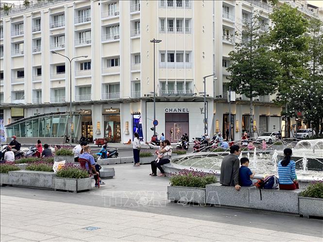 Trong ảnh: Cảnh tập trung đông đúc tại khu vực đài phun nước trên phố đi bộ Nguyễn Huệ (Quận 1, TP Hồ Chí Minh). Ảnh: Hồng Giang - TTXVN.