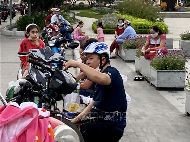 Trong ảnh: Vẫn còn cảnh tập trung đông đúc trên phố đi bộ Nguyễn Huệ (Quận 1, Tp. Hồ Chí Minh) trong chiều 27/5. Ảnh: Hồng Giang - TTXVN.