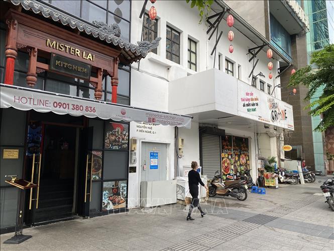 Trong ảnh: Nhiều cơ sở ăn uống trên đường Nguyễn Huệ (Quận 1, TP Hồ Chí Minh) đồng loạt đóng cửa, ngưng hoạt động từ chiều 27/5. Ảnh: Hồng Giang - TTXVN.