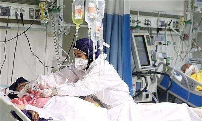 Trong ảnh: Điều trị cho bệnh nhân nhiễm COVID-19 tại bệnh viện ở Tehran, Iran. Ảnh: IRNA/TTXVN