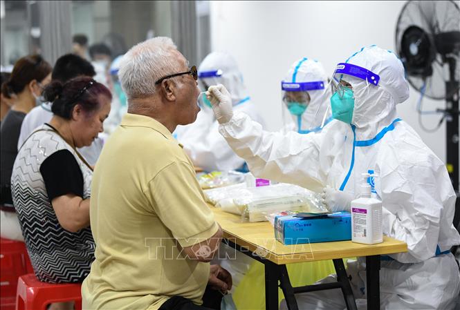 Trong ảnh: Nhân viên y tế lấy mẫu xét nghiệm COVID-19 cho người dân tại tỉnh Quảng Đông, Trung Quốc, ngày 26/5/2021. Ảnh: THX/TTXVN