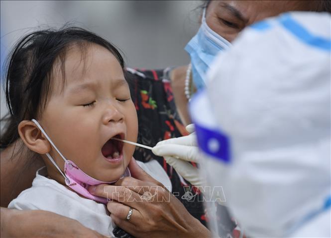 Trong ảnh: Nhân viên y tế lấy mẫu xét nghiệm COVID-19 cho người dân tại tỉnh Quảng Đông, Trung Quốc, ngày 27/5/2021. Ảnh: THX/TTXVN