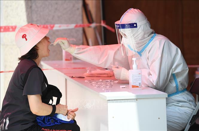 Trong ảnh: Nhân viên y tế lấy mẫu xét nghiệm COVID-19 cho người dân tại tỉnh Quảng Đông, Trung Quốc, ngày 27/5/2021. Ảnh: THX/TTXVN