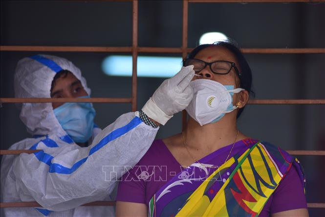 Trong ảnh: Nhân viên y tế lấy mẫu xét nghiệm COVID-19  tại Nagaon, bang  Assam, Ấn Độ, ngày 27/5/2021. Ảnh: THX/TTXVN