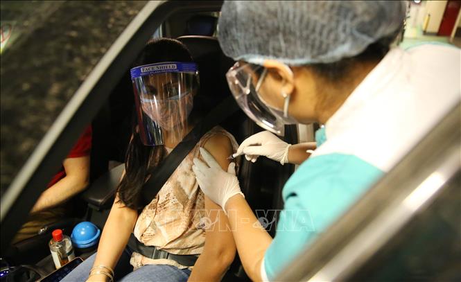 Trong ảnh: Nhân viên y tế tiêm tiêm vaccine ngừa COVID-19 cho người dân tại một điểm tiêm chủng lưu động ở New Delhi, Ấn Độ, ngày 27/5/2021. Ảnh: THX/TTXVN