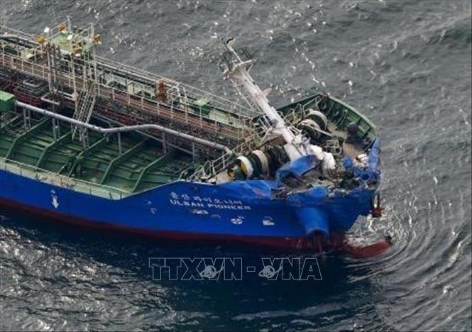 Trong ảnh: Tàu chở hóa chất Ulsan Pioneer, đăng ký quần đảo Marshall, bị hư hỏng sau vụ va chạm với tàu hàng Byakko của Nhật Bản tại eo biển Kurushima, cách thành phố Imabari, tỉnh Ehime (Nhật Bản) khoảng 3km, ngày 27/5/2021. Ảnh: Kyodo/TTXVN