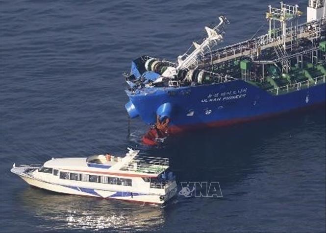 Trong ảnh: Tàu chở hóa chất Ulsan Pioneer (màu xanh), đăng ký quần đảo Marshall, bị hư hỏng sau vụ va chạm với tàu hàng Byakko của Nhật Bản tại eo biển Kurushima, cách thành phố Imabari, tỉnh Ehime (Nhật Bản) khoảng 3km, ngày 28/5/2021. Ảnh: Kyodo/TTXVN