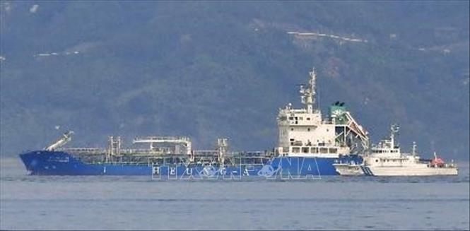Trong ảnh: Tàu chở hóa chất Ulsan Pioneer (màu xanh), đăng ký quần đảo Marshall, bị hư hỏng sau vụ va chạm với tàu hàng Byakko của Nhật Bản tại eo biển Kurushima, cách thành phố Imabari, tỉnh Ehime (Nhật Bản) khoảng 3km, ngày 28/5/2021. Ảnh: Kyodo/TTXVN
