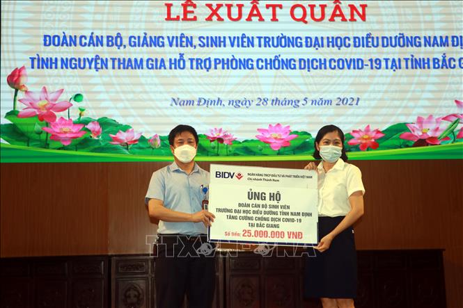 Trong ảnh: Đại diện tổ chức, cá nhân tỉnh Nam Định ủng hộ trang thiết bị chống dịch cho Đoàn công tác Trường Đại học Điều dưỡng Nam Định tham gia chống dịch.  Ảnh: Nguyễn Lành - TTXVN