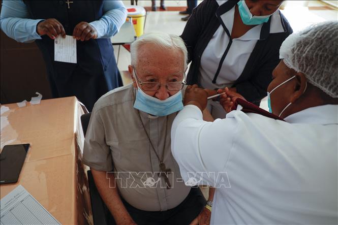 Trong ảnh: Nhân viên y tế tiêm chủng vaccine ngừa COVID-19 tại Pretoria, Nam Phi, ngày 17/5/2021. Ảnh: AFP/TTXVN