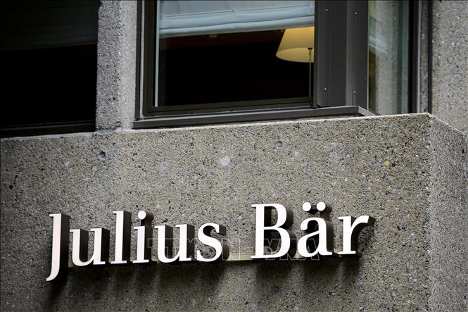 Trong ảnh: Biểu tượng của Ngân hàng Julius Baer tại tòa nhà ở Zurich, Thụy Sĩ. Ảnh: AFP/TTXVN