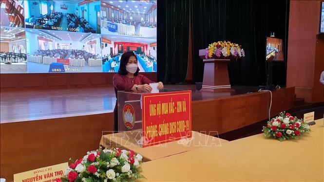 Trong ảnh: Bà Nguyễn Thị Yến, Phó Bí thư thường trực Tỉnh ủy Bà Rịa-Vũng Tàu quyên góp ủng hộ Quỹ mua vaccine và phòng, chống COVID-19. Ảnh: Hoàng Nhị - TTXVN