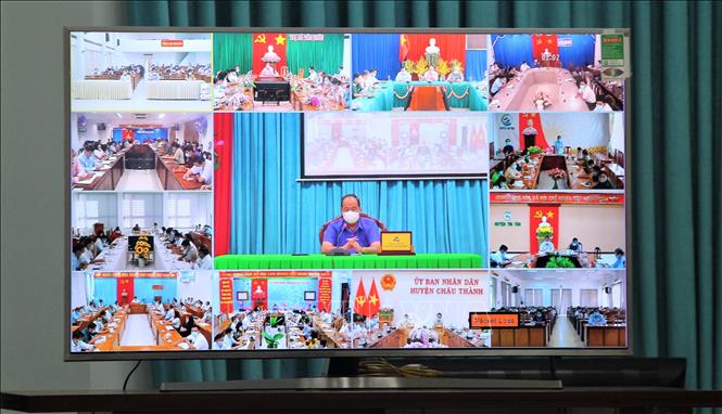 Trong ảnh: Các huyện, thị xã, thành phố trên địa bàn tỉnh An Giang tham gia họp trực tuyến từ các điểm cầu địa phương. Ảnh: Thanh Sang – TTXVN 