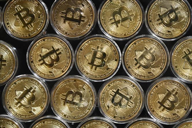 Trong ảnh: Đồng tiền kỹ thuật số Bitcoin. Ảnh: AFP/TTXVN