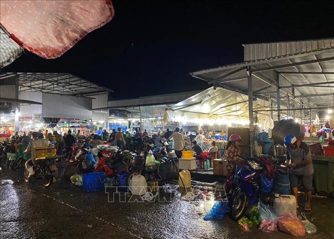 Ngày 7/5, Công ty TNHH Châu Việt Long (chủ sở hửu Chợ đầu mối thủy hải sản Long Xuyên) bị xử phạt hành chính và yêu cầu dừng hoạt động xả thải để khắc phục hậu quả nhưng chợ đầu mối này vẫn tái diễn tình trạng xả thải chưa qua xử lý ra môi trường (ảnh chụp ngày 22/5/2021). Ảnh: Công Mạo-TTXVN