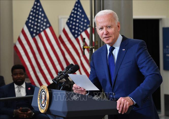 Trong ảnh: Tổng thống Mỹ Joe Biden phát biểu về vấn đề kinh tế tại Trung tâm Công nghệ chế tạo Trường Cao đẳng Cộng đồng Cuyahoga ở Cleveland, Ohio, Mỹ ngày 27/5/2021. Ảnh: AFP/TTXVN