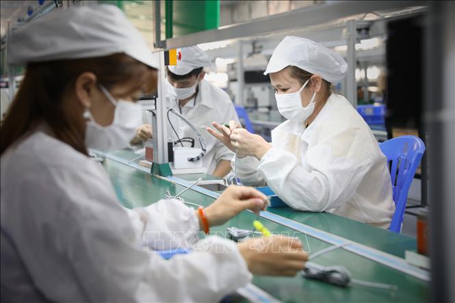 Hơn 1000 công nhân Công ty TNHH New Wing Interconnect Technology (KCN Vân Trung) đã đi làm trở lại sau 2 lần test âm tính với SARS-CoV-2. Ảnh: Danh Lam - TTXVN