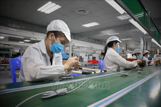 Hơn 1000 công nhân Công ty TNHH New Wing Interconnect Technology (KCN Vân Trung) đã đi làm trở lại sau 2 lần test âm tính với SARS-CoV-2. Ảnh: Danh Lam - TTXVN