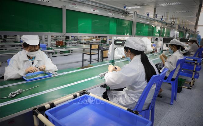 Hơn 1000 công nhân Công ty TNHH New Wing Interconnect Technology (KCN Vân Trung) đã đi làm trở lại sau 2 lần test âm tính với SARS-CoV-2. Ảnh: Danh Lam - TTXVN