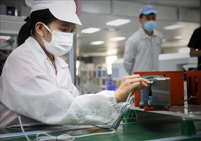 Hơn 1000 công nhân Công ty TNHH New Wing Interconnect Technology (KCN Vân Trung) đã đi làm trở lại sau 2 lần test âm tính với SARS-CoV-2. Ảnh: Danh Lam - TTXVN