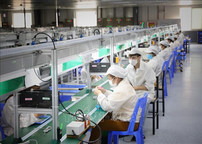 Hơn 1000 công nhân Công ty TNHH New Wing Interconnect Technology (KCN Vân Trung) đã đi làm trở lại sau 2 lần test âm tính với SARS-CoV-2. Ảnh: Danh Lam - TTXVN