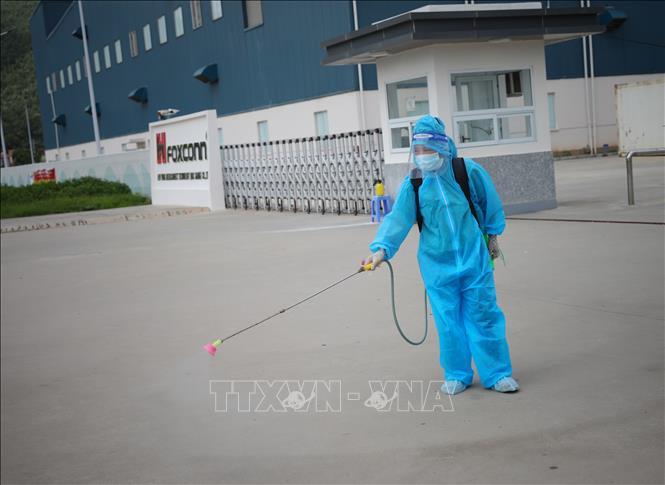 Trong ảnh: Phun khử khuẩn khu vực xung quanh Công ty TNHH New Wing Interconnect Technology, tại KCN Vân Trung, huyện Việt Yên. Ảnh: Danh Lam-TTXVN