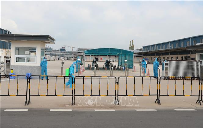 Trong ảnh: Toàn bộ khu vực nhà máy của Công ty TNHH New Wing Interconnect Technology, tại KCN Vân Trung, huyện Việt Yên được phun khử khuẩn. Ảnh: Danh Lam-TTXVN