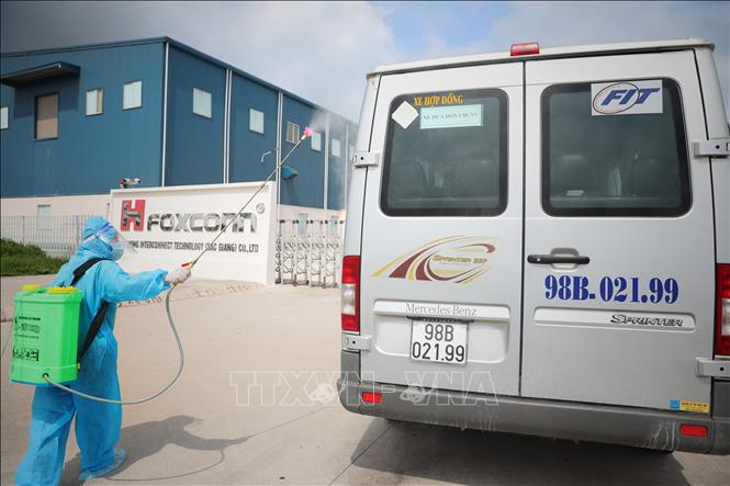 Trong ảnh: Phun khử khuẩn phương tiện ra vào Công ty TNHH New Wing Interconnect Technology (KCN Vân Trung, huyện Việt Yên). Ảnh: Danh Lam-TTXVN