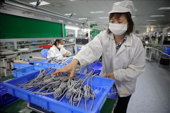 Hơn 1000 công nhân Công ty TNHH New Wing Interconnect Technology (KCN Vân Trung) đã đi làm trở lại sau 2 lần test âm tính với SARS-CoV-2. Ảnh: Danh Lam - TTXVN