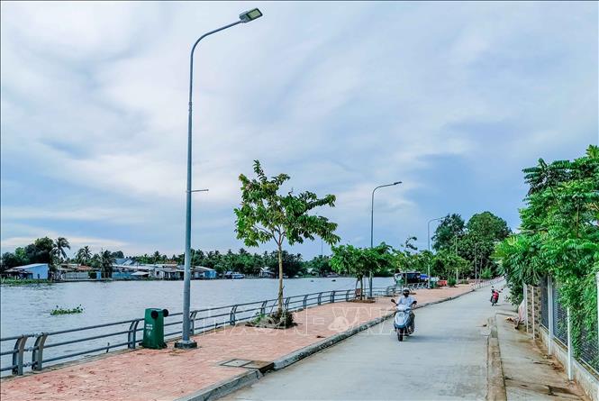 Một đoạn bờ kè chống sạt lở sông Ô Môn, quận Ô Môn đã hoàn thành. Ảnh: Thanh Liêm - TTXVN