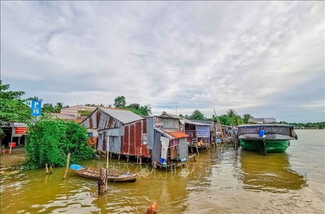 Những nhà sàn này trên sông Ô Môn thuộc phường Thới An, quận Ô Môn sẽ được di dời để thi công kè chống sạt lở. Ảnh: Thanh Liêm - TTXVN