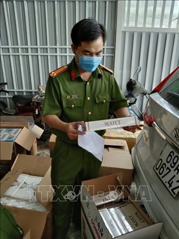 Lực lượng chức năng kiểm đếm tang vật. Ảnh: Chanh Đa-TTXVN