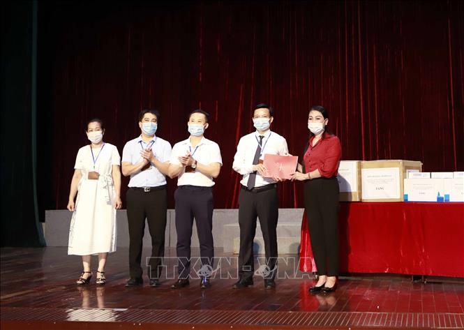 Trong ảnh: Bí thư Tỉnh ủy Vĩnh Phúc Hoàng Thị Thúy Lan tặng quà cán bộ, nghệ sĩ, diễn viên Nhà hát Nghệ thuật tỉnh Vĩnh Phúc. Ảnh: Hoàng Hùng - TTXVN